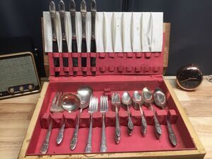 vintage 1847 rogers bros daffodil silverware set 47 Piece Set